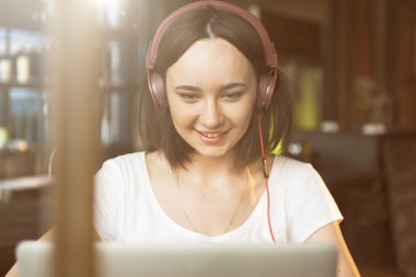 Dijital aygıt kullanan kadın