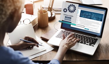 Afrikalı kadın bilgisayarla çalışma