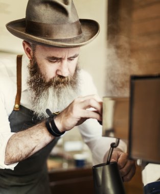 Kahve hazırlayan Barista.