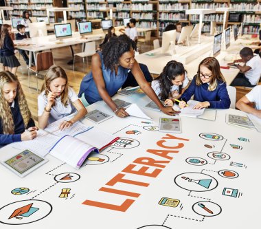 öğretmen okulda öğrenciler ile