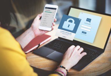 Ofiste laptop kullanan bir kadın