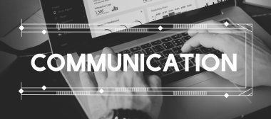 Laptop klavyesinde yazan kişi 