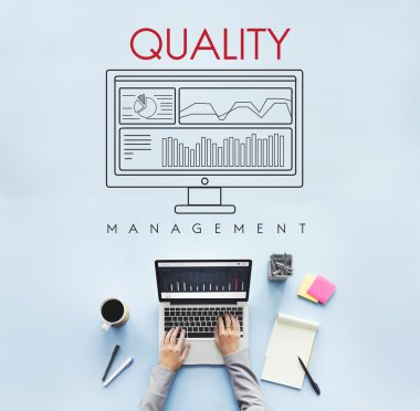 laptop ile çalışan kişi 