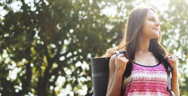 kız sırt çantası ile seyahat