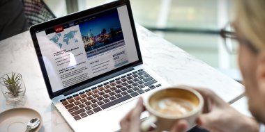 İşadamı dizüstü bilgisayarla çalışıyor 