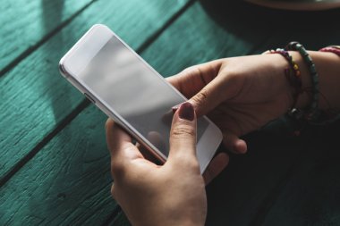 kadın holding dijital aygıt