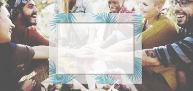 Arkadaşlar açık havada bira içmek