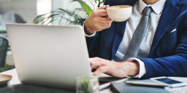 İşadamı dizüstü bilgisayarla çalışıyor 