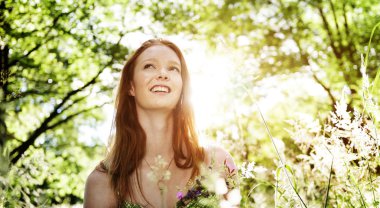 açık havada güzel genç bir kadın