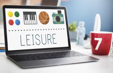 masa üstünde laptop açık