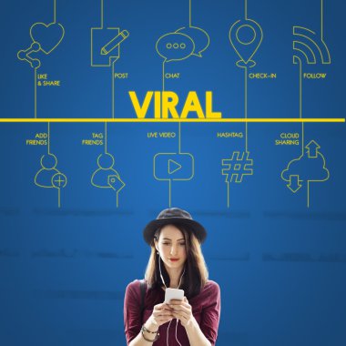 Genç kız holding akıllı telefon