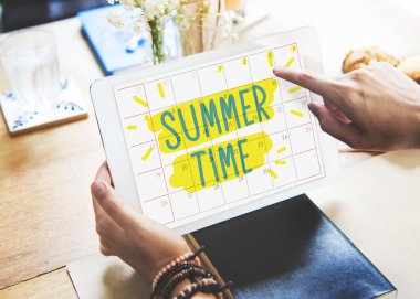 kişi dijital tablet tarama Cafe