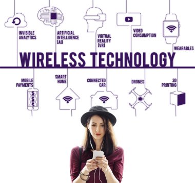 Genç kız holding akıllı telefon