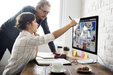 Ofisteki insanlar konuşuyor. 