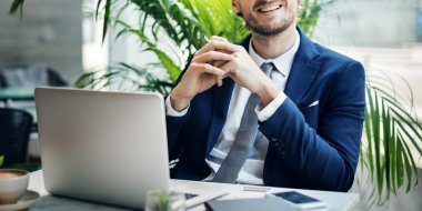 İşadamı dizüstü bilgisayarla çalışıyor 