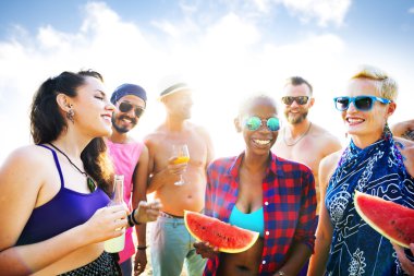 neşeli arkadaşları dışarı asılı 