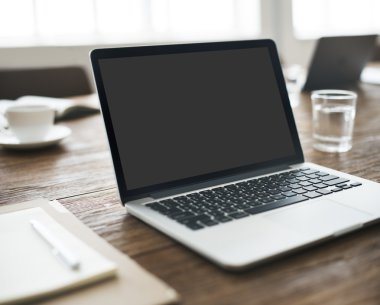 ahşap masa üstünde laptop 