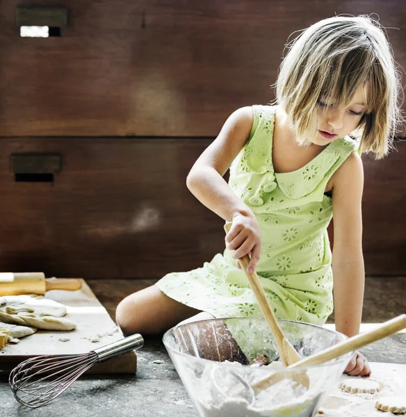 Fille pétrissant la pâte pour les cookies — Photo