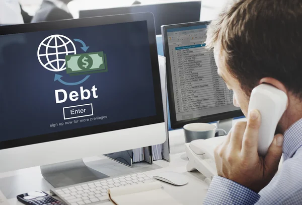 Biznesmen, pracując na komputerze z długu — Zdjęcie stockowe