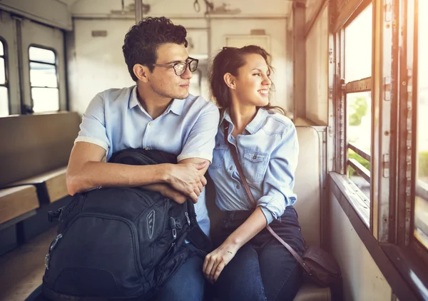 Mooie paar reizen met de trein — Stockfoto