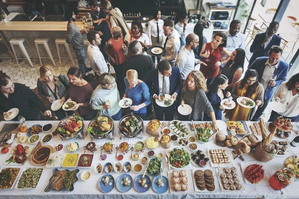 Mångfald människor äter reception mat — Stockfoto