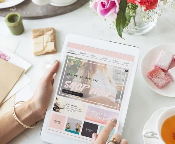 Vrouw winkelen online — Stockfoto