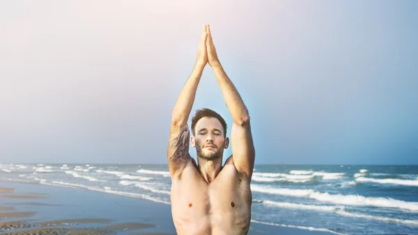 Man utövar Yoga på stranden — Stockfoto