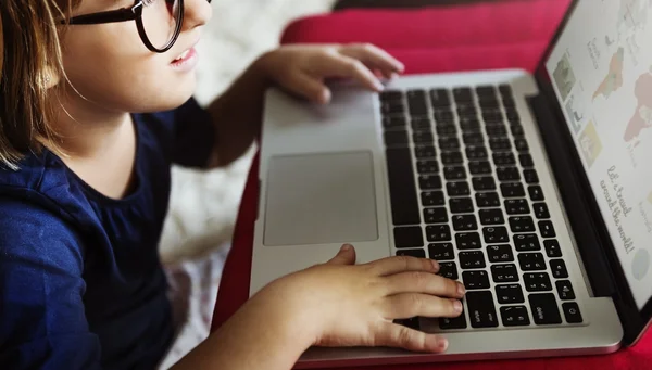 Маленька дівчинка грає з комп'ютером — стокове фото