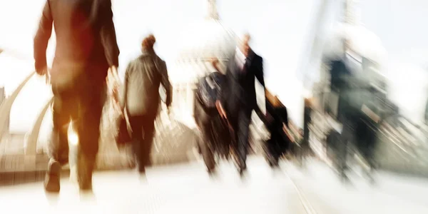 Gente de negocios caminando en la ciudad — Foto de Stock