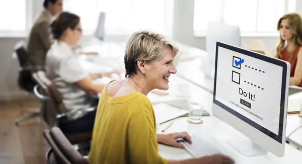 Geschäftsleute im Büro — Stockfoto