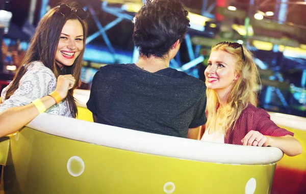 Friends have fun in Amusement Park — Stock Photo, Image