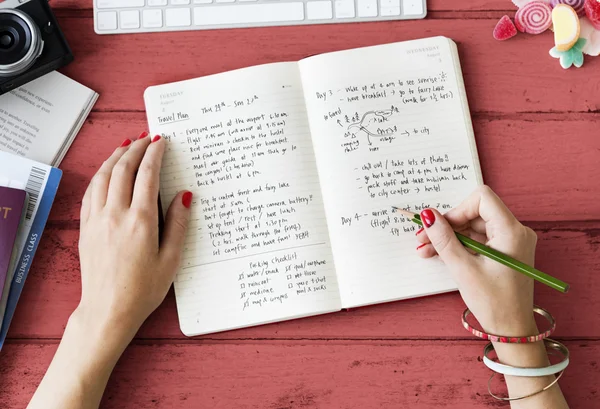 Mujer escribiendo en cuaderno — Foto de Stock