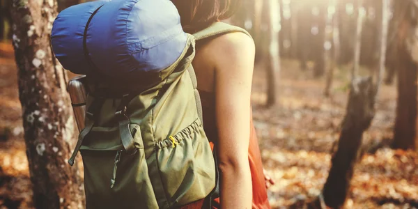 Mujer trekking al aire libre — Foto de Stock