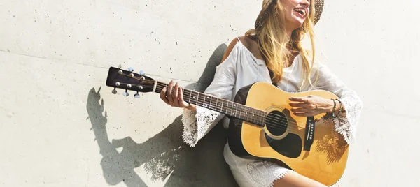 Sevimli kız açık havada gitar çalmaya — Stok fotoğraf