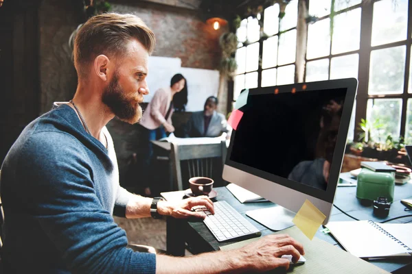 Homem bonito que trabalha com computador — Fotografia de Stock