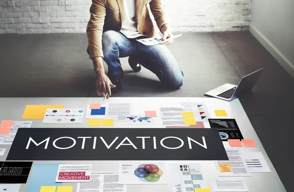 Homme d'affaires travaillant avec motivation — Photo