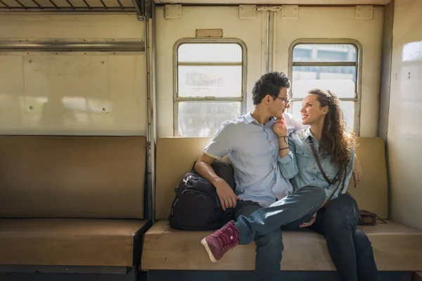 Pasangan yang indah bepergian dengan kereta — Stok Foto