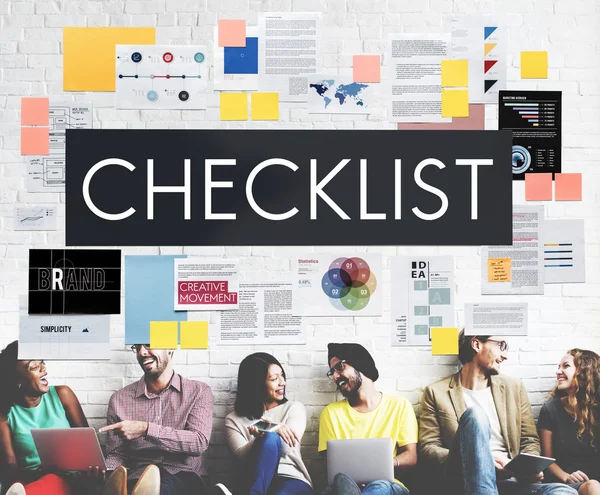 Vrienden van de diversiteit in de buurt van muur met checklist — Stockfoto