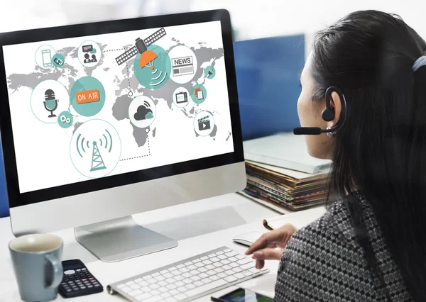 Femme d'affaires travaillant sur l'ordinateur avec la technologie — Photo