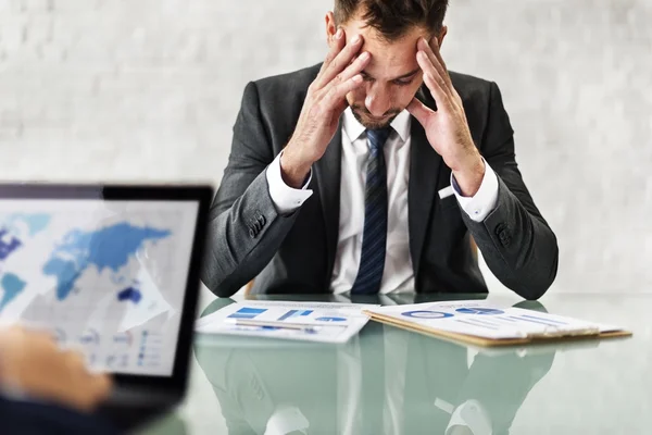 Homme travaillant au bureau — Photo