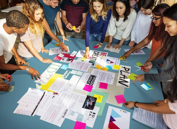 Diversité groupe d'étudiants à la table de travail — Photo