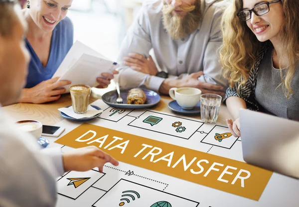 Personas que discuten sobre transferencia de datos — Foto de Stock