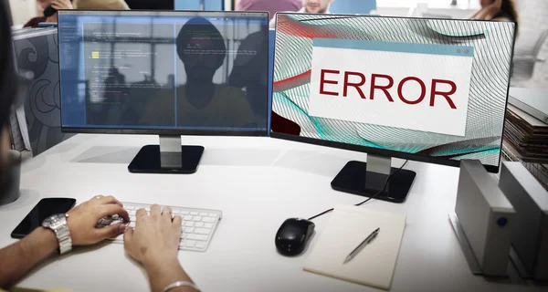 Бизнесмен работает на компьютере с ошибкой — стоковое фото