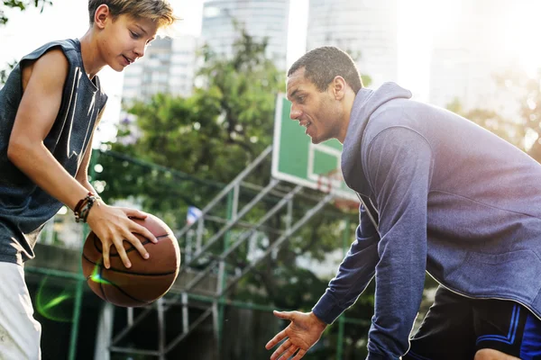 Çocuk ile basketbol koçu — Stok fotoğraf