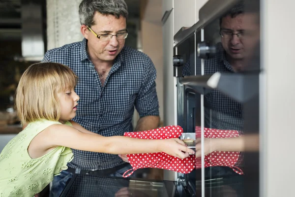 Petite fille avec père faisant des biscuits — Photo