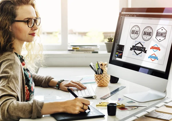 Mujer diseñadora trabajando — Foto de Stock