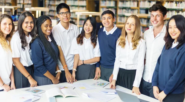 Diversidad grupo de estudiantes — Foto de Stock