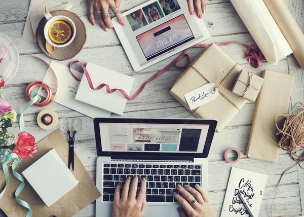 Vrouwen online winkelen — Stockfoto