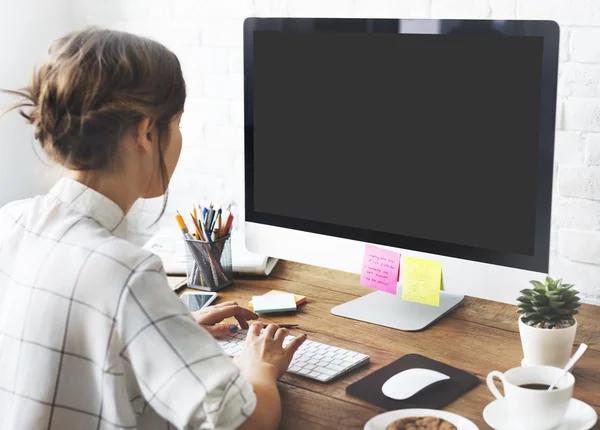 Frau arbeitet am Computer — Stockfoto