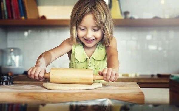 Schattig kind bakken koekjes — Stockfoto